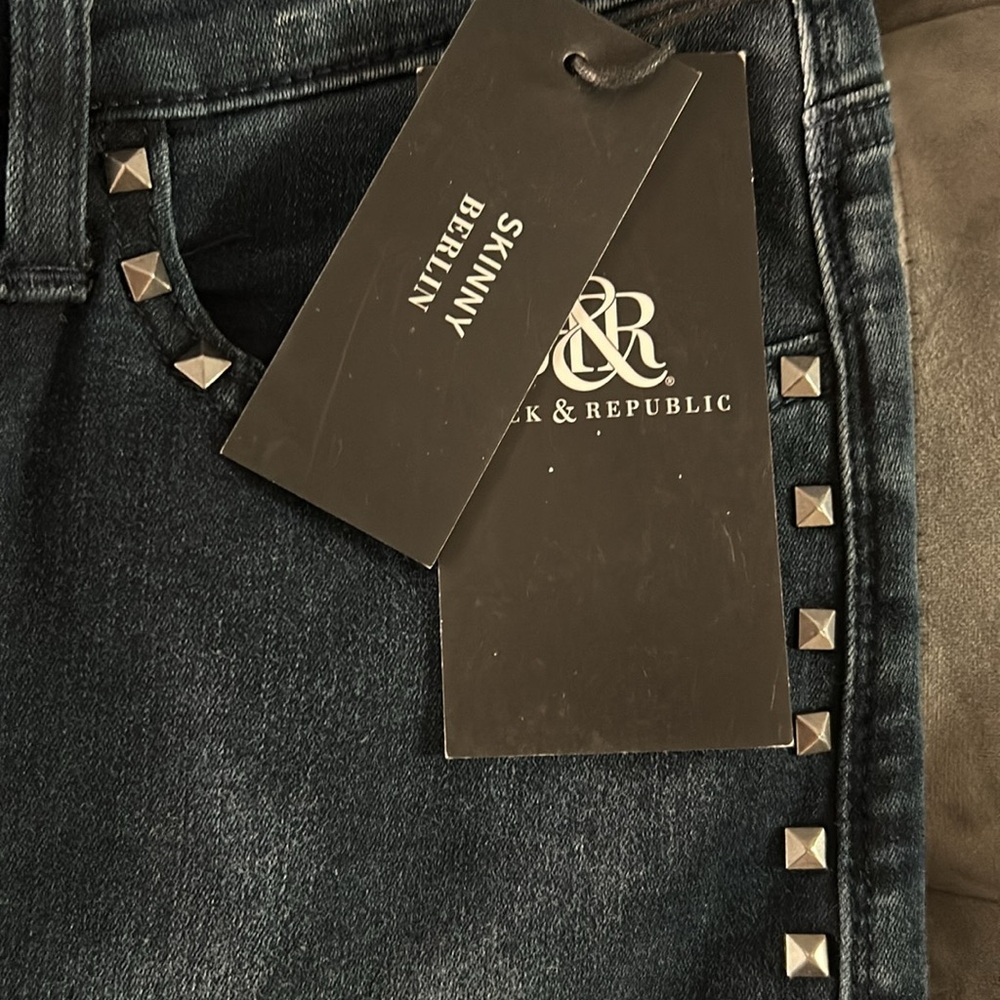 Rock & Republic Skinny Berlin Jeans in dark wash with studding detail Sz 8M NWT - Picture 3 of 12